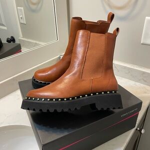 VINCE CAMUTO MEENDEY CHELSEA BOOT